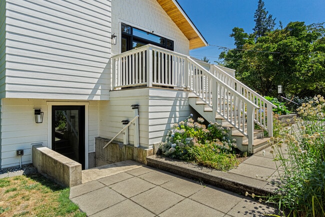 Building Photo - 3238 NE 94th St