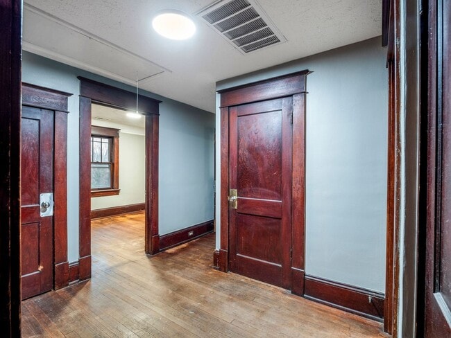 Building Photo - 524 Riverland Rd SE