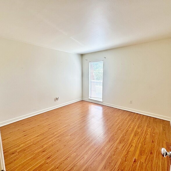 Building Photo - 210 Pelham Rd