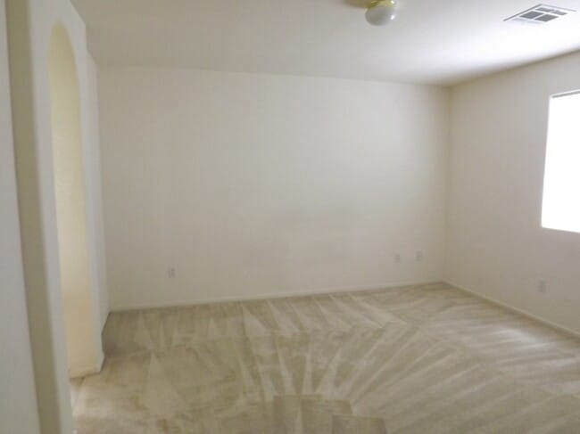 Building Photo - GREAT TOWNHOME LOCATED IN GATED COMMUNITY!!