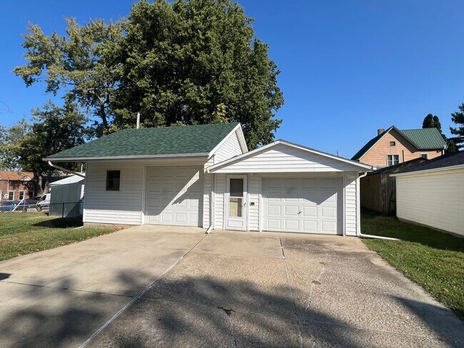 Building Photo - 1215 W Elm St
