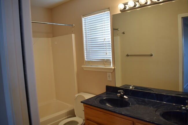 Building Photo - 4 bed / 3 bed Home with Gorgeous View!!!