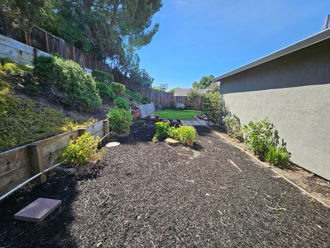 Building Photo - Beatifully updated 3 bedroom, 2 bath home ...