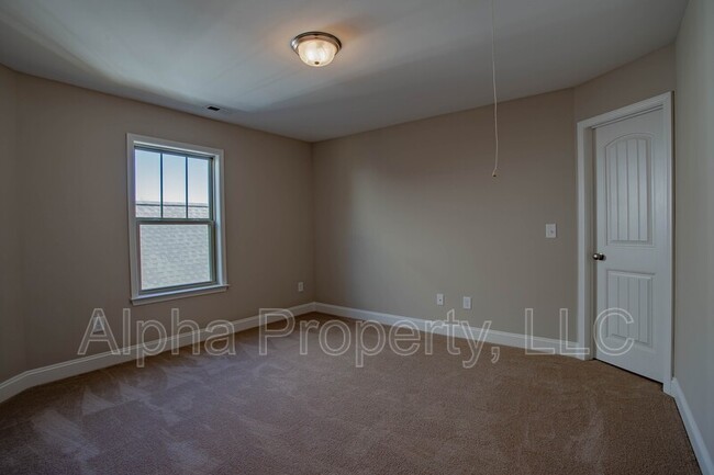 Building Photo - 104 Creekland Wy