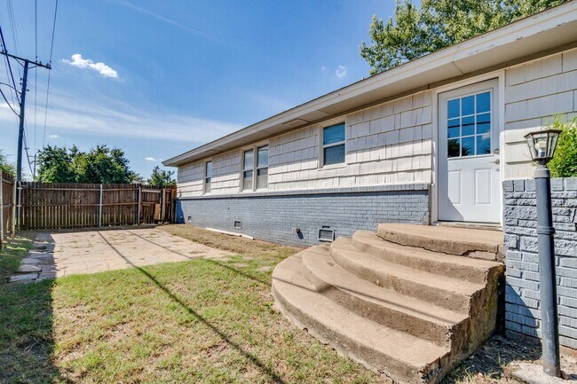 Building Photo - Charming 4-Bedroom Home in The Village – U...