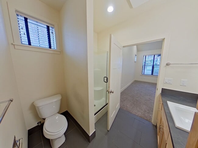 Building Photo - Newer Duplex Near Autzen Stadium - 3Bed/2Bath Home!