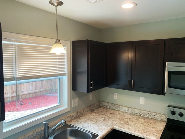 Building Photo - Townhome in Desirable Croatan Crossing Sub...