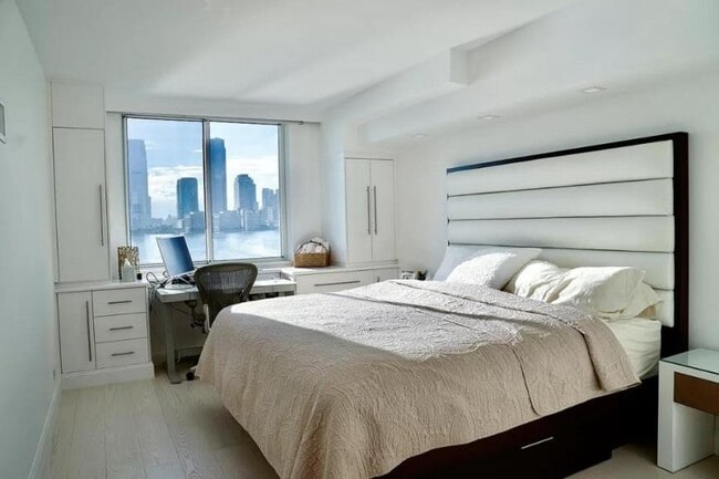 Building Photo - 4 bedroom in New York NY 10280