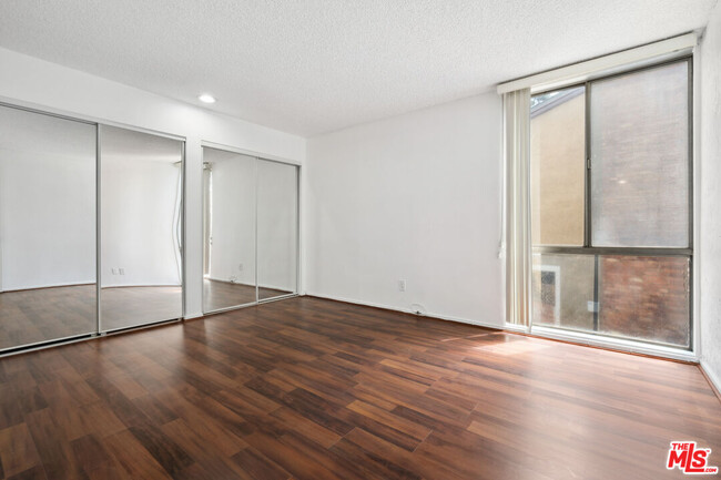 Building Photo - 6515 Green Valley Cir