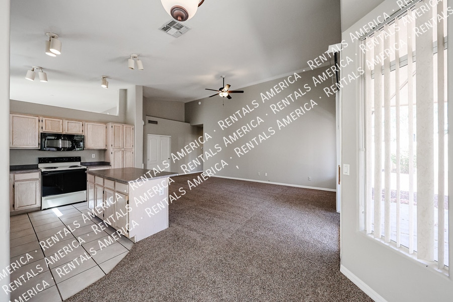 Building Photo - 13874 W Wilshire Dr
