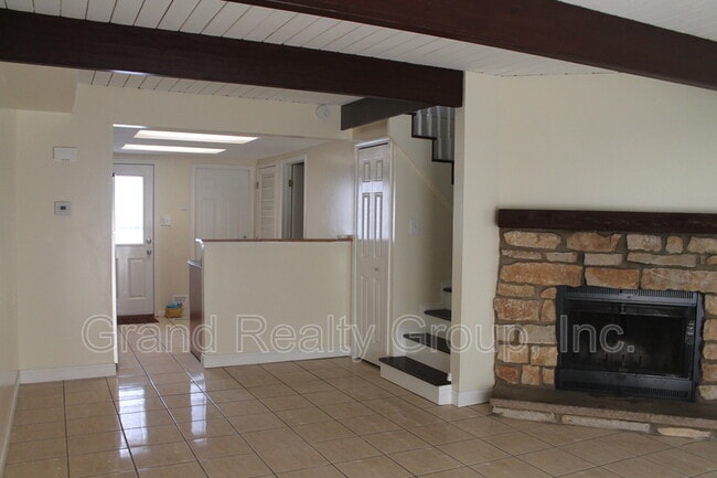 Building Photo - 440 Meadow Green Ln