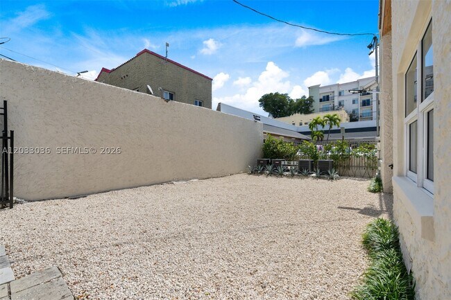 Building Photo - 403 SW 12th St