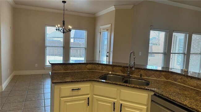 Building Photo - 2005 SW Pinoak Ave