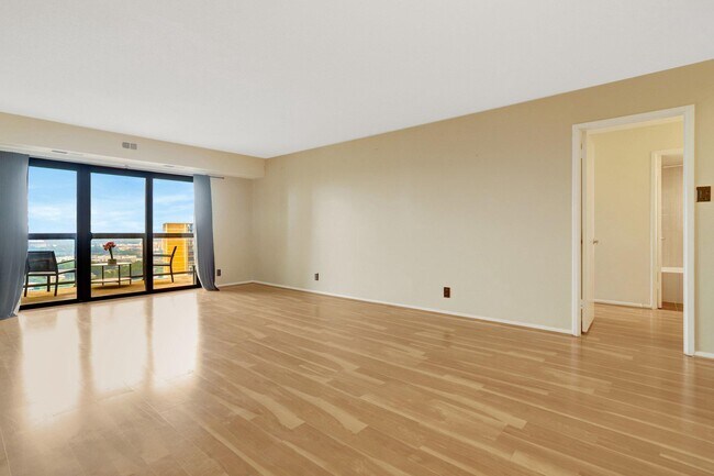 Building Photo - 307 Yoakum Pkwy