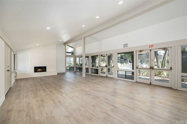 Building Photo - 323 Streamwood-