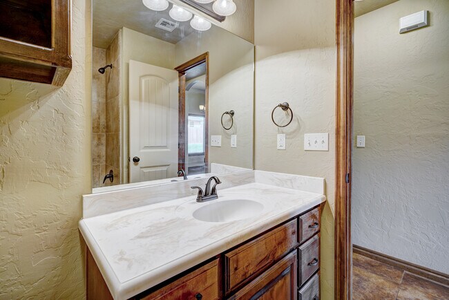 Building Photo - 1713 Pinewood Dr