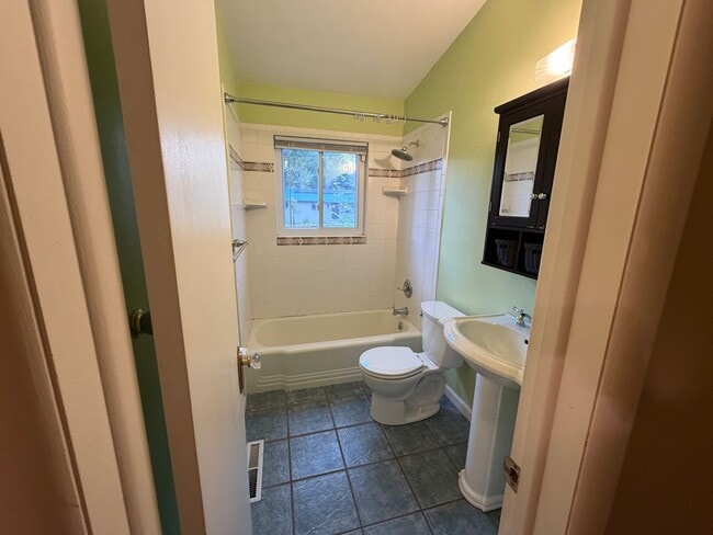 Building Photo - 2527 Delwood Ave