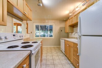 Building Photo - Beautiful and LARGE 4 bed 3 bath Home in Desirable Table Mesa Neighborhood with Full Basement.