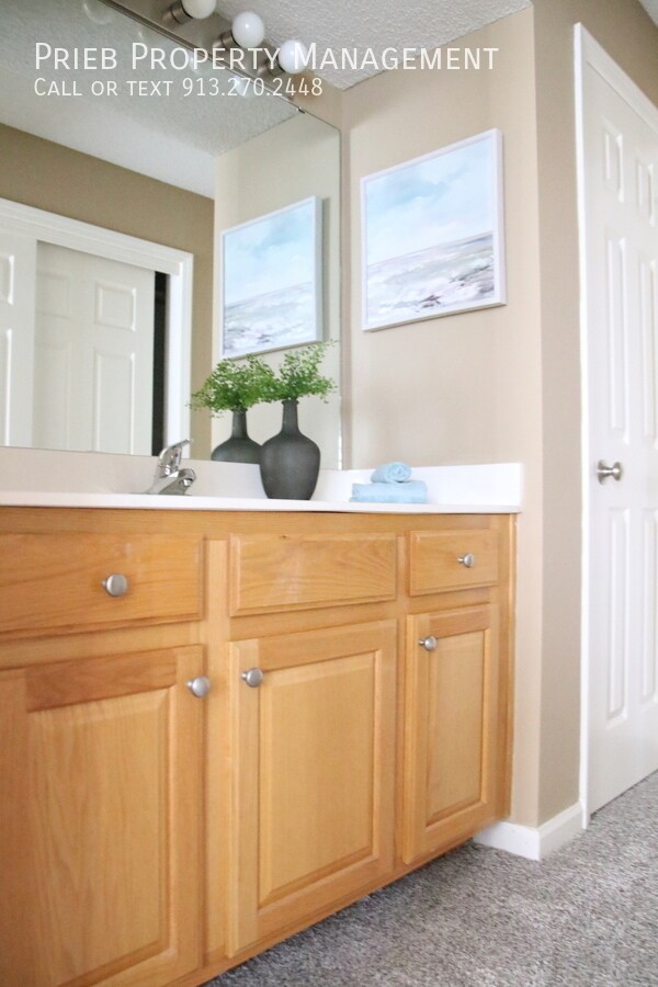Building Photo - Prairie Haven Townhome - Available June 1st