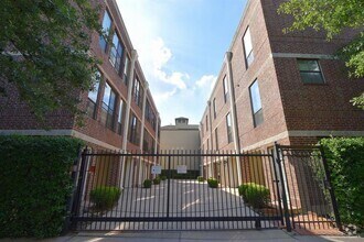 Building Photo - One-of-a-Kind Townhome in Desirable Midtown!