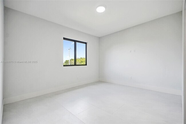 Building Photo - 121 NE 118th St