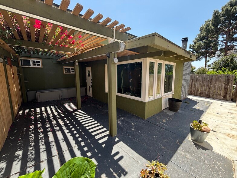 Building Photo - 4110 1/2 Pepper Dr