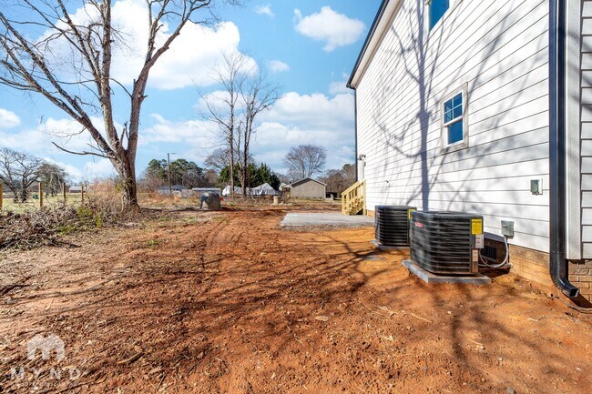 Building Photo - 150 Roxie Ln