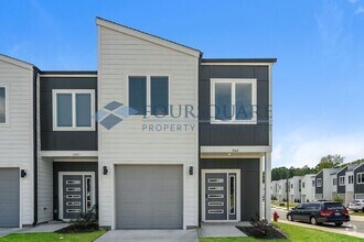 Building Photo - Townhome | Washer/Dryer Included | Back Pa...