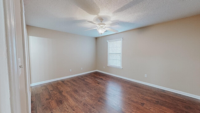 Building Photo - 101 Queens Ct