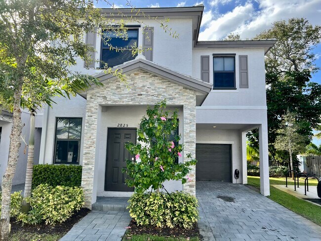 Building Photo - 2825 SW 17th Ave