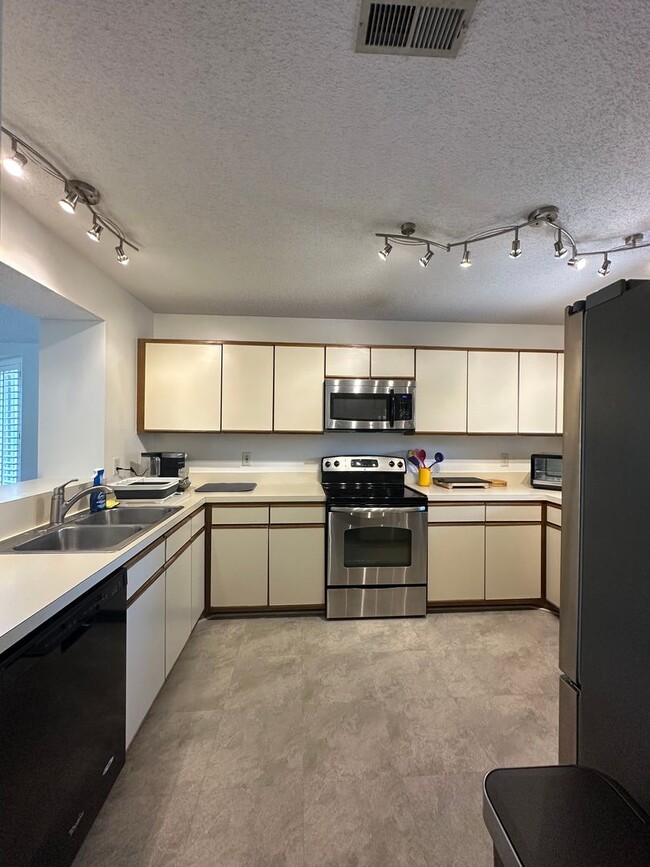 Building Photo - Furnished Townhome with Water Views and Boat Slip!