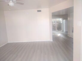 Building Photo - 508 Holiday Dr