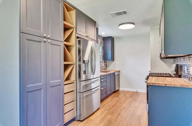 Building Photo - Beautiful 3/2 near Domain