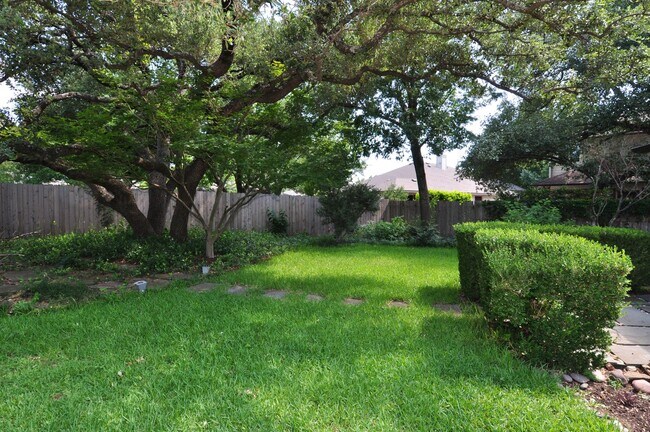 Building Photo - Amazing 3 bedroom, 2 bath home with an off...
