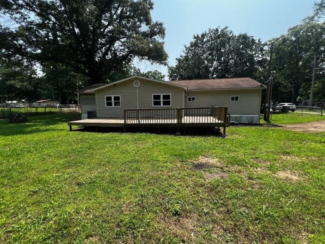 Building Photo - Spacious 4 Bedroom 3 Bathroom Home Located...