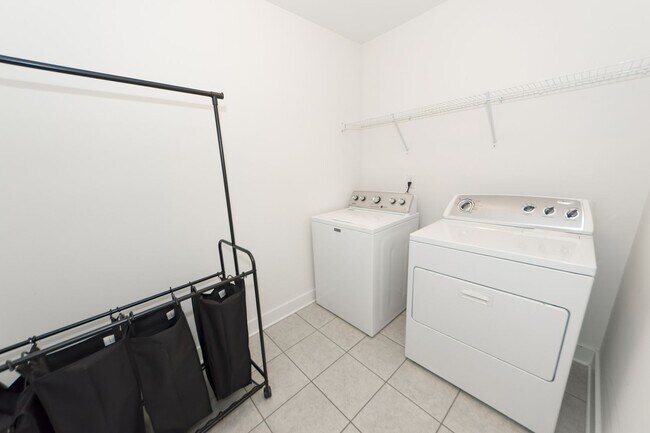 Building Photo - 4 Bedroom 3.5 Bath House in Lawton Park - ...