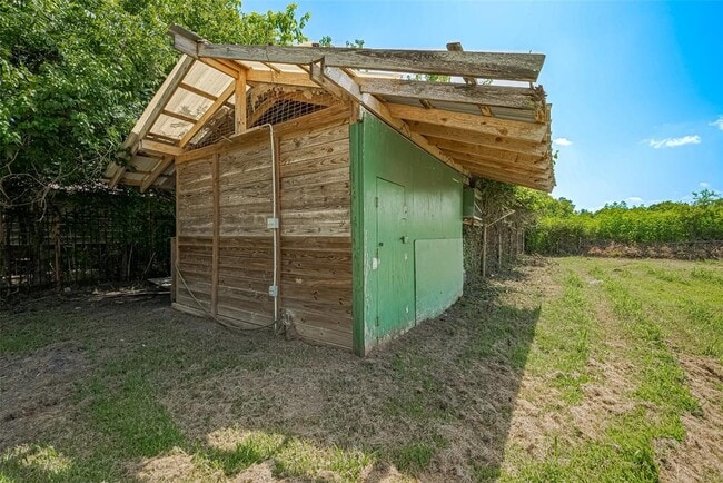 Building Photo - 1833 Hillhouse Rd