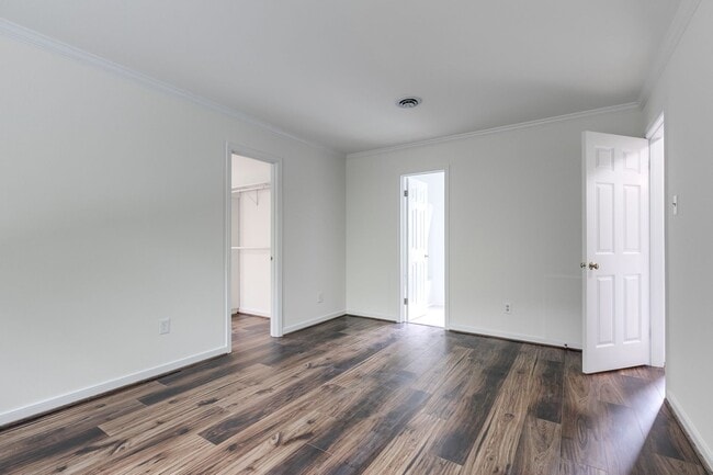 Building Photo - Beautiful 3 bedroom 2.5 bath in Woodlake