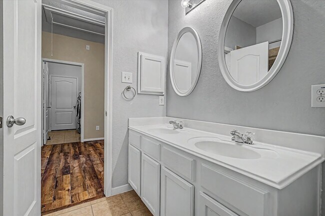 Building Photo - 630 W Newport Bend