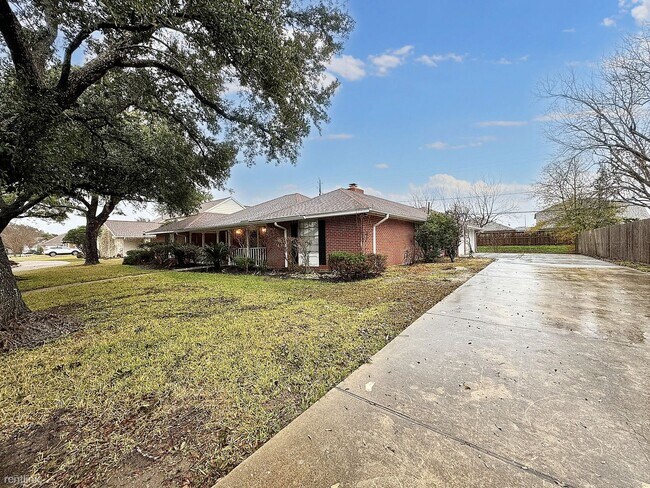 Building Photo - 3 br, 3.5 bath House - 4807 Country Club Vw