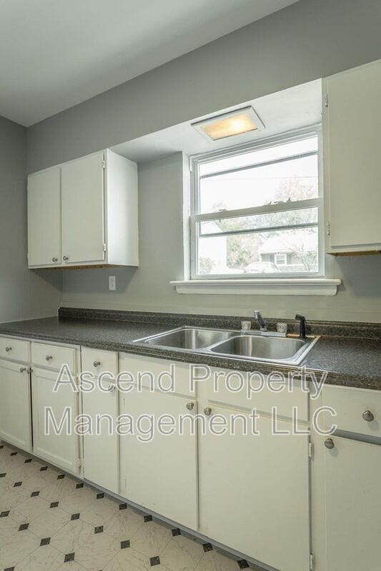 Building Photo - 1113 Jarvis Ave