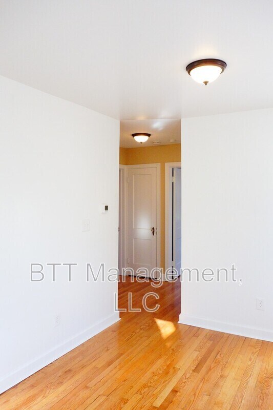 Building Photo - 907 Hudson Ave