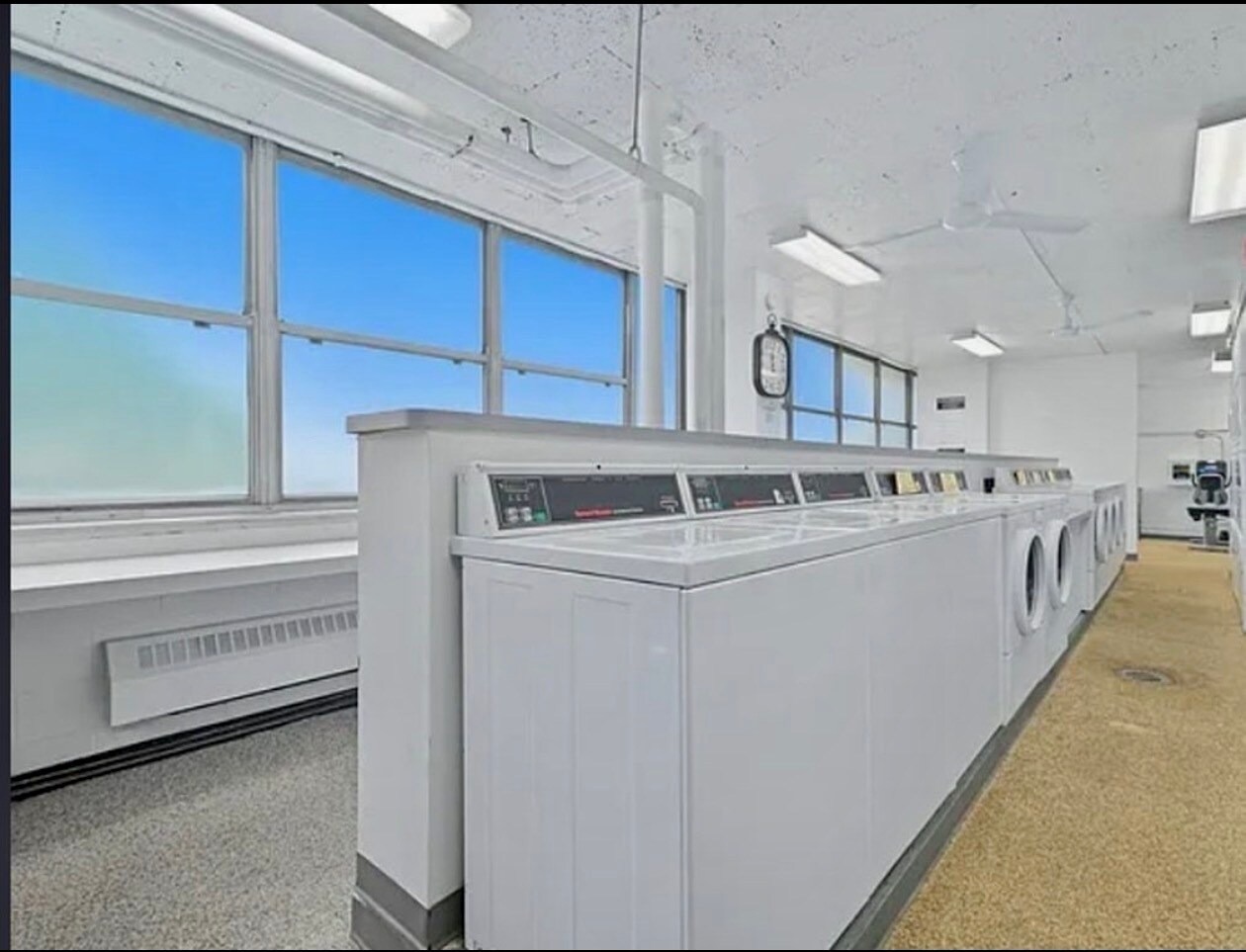 Building Photo - 129 E Bellevue Pl