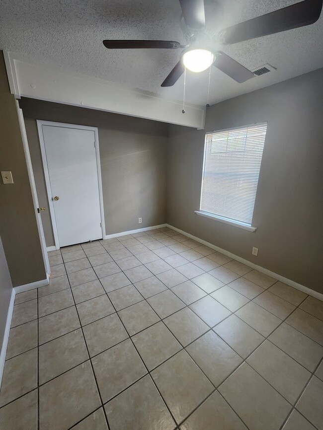Building Photo - 3 bed 2 bath 2 story townhome, 1 carport