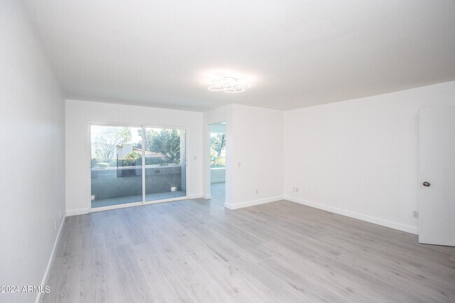 Building Photo - 1052 E Sandpiper Dr