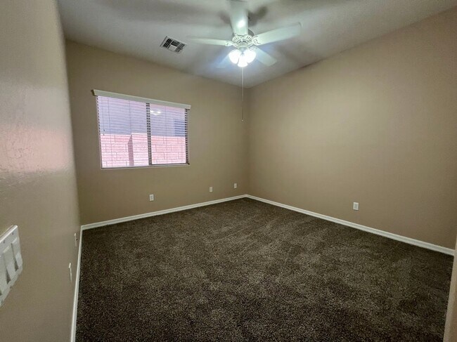 Building Photo - BEAUTIFUL 4 BEDROOM 2 BATHROOM HOME IN PEORIA
