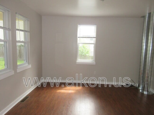 Building Photo - 620 Loretta St