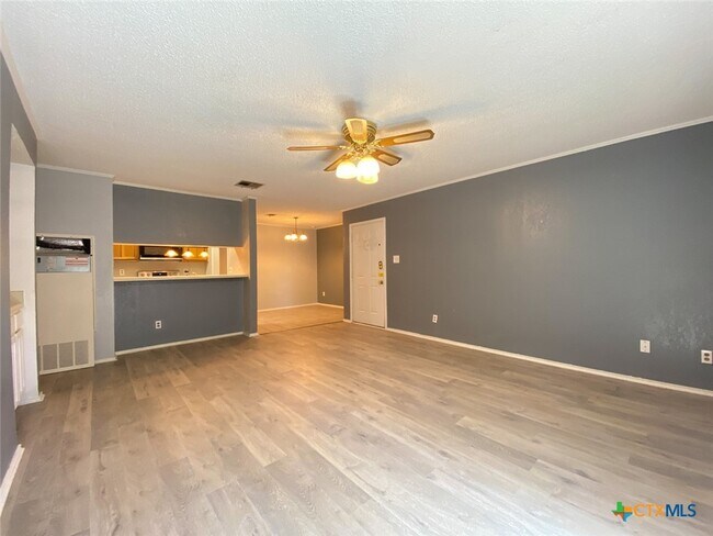 Building Photo - 1202 Thorpe Ln