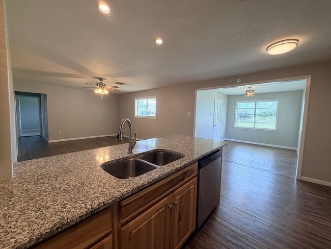 Building Photo - Updated 3/2 home with shop