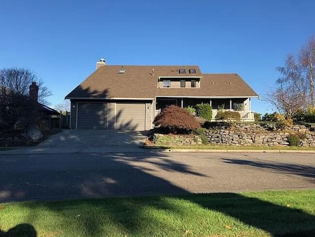 Building Photo - Luxurious 4-Bedroom Retreat with Mount Rainier Views in Dash Point
